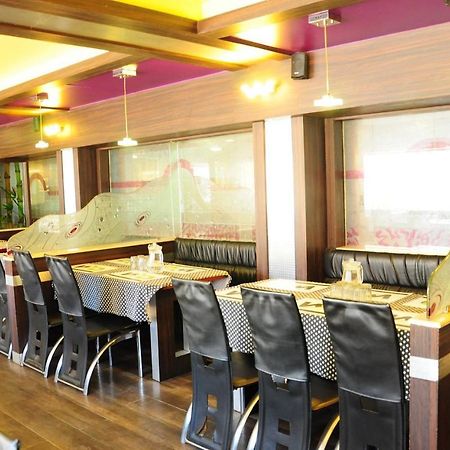 Hotel Venus 우티 외부 사진